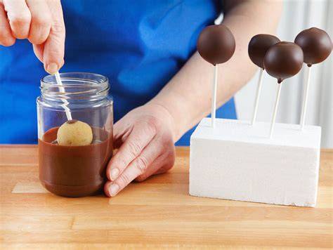 Schritt-für-Schritt: Cake-Pop tauchen in Tasse