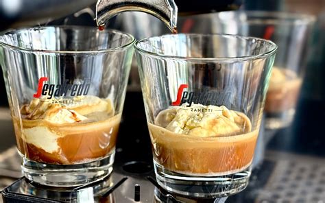 Schritt-für-Schritt: Eis ins Glas, Espresso eingießen, Milch aufgießen