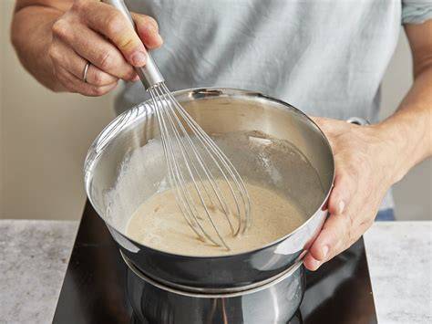 Schritt-für-Schritt: Eismasse in Schüssel und Rühren beim Gefrieren