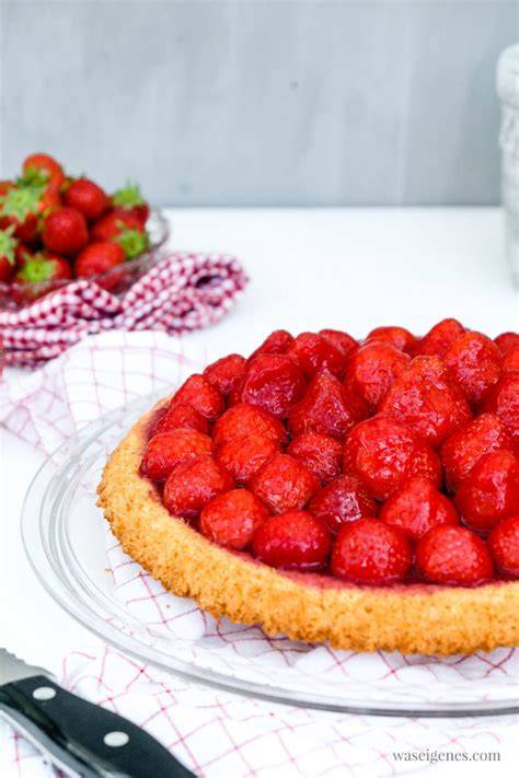 Schritt-für-Schritt: Erdbeeren kreisförmig auf dem Tortenboden anrichten