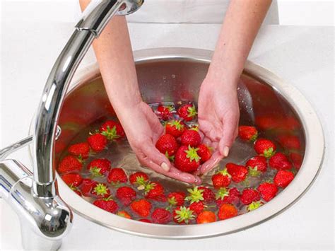 Schritt-für-Schritt: Erdbeeren putzen und pürieren