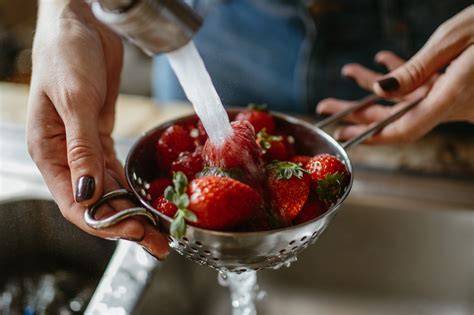 Schritt-für-Schritt: Erdbeeren waschen, schmelzen, tunken