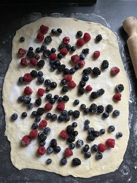 Schritt-für-Schritt: Füllung anrühren und Beeren auf den Teig verteilen