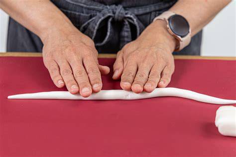 Schritt-für-Schritt: Fondant kneten und rollen