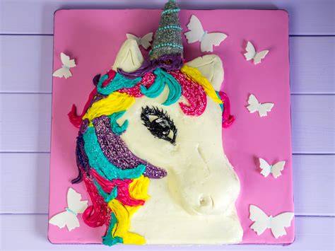Schritt-für-Schritt: Glattes Einstreichen und Dekorieren einer Einhorn-Torte