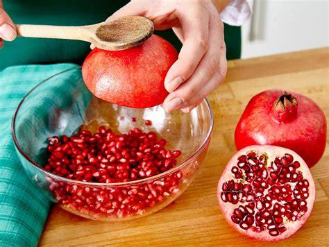 Schritt-für-Schritt: Granatapfel entkernen in Wasserschüssel