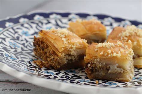 Schritt-für-Schritt: Griechisches Baklava mit Walnüssen schichten und schneiden