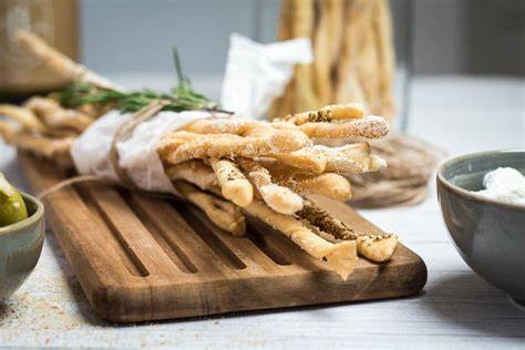 Schritt-für-Schritt: Grissini eintauchen und mit Zuckerperlen bestreuen