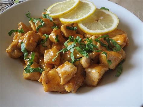 Schritt-für-Schritt: Hähnchenwürfel anbraten und mit Honigsoße übergießen