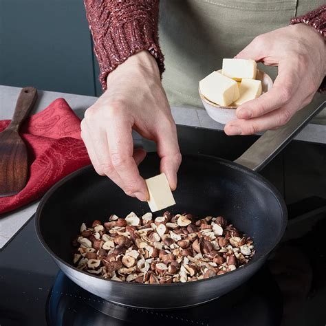 Schritt-für-Schritt: Haselnüsse rösten, mixen und Nougat anrühren
