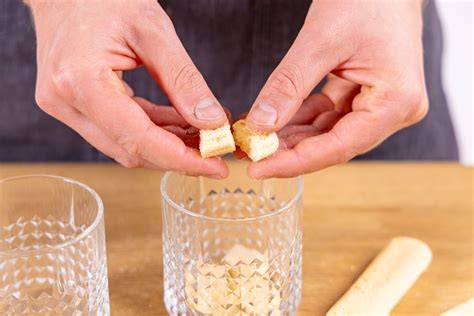 Schritt-für-Schritt: Keks zerbröseln, Creme rühren, Erdbeeren würfeln