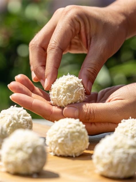 Schritt-für-Schritt: Kugeln rollen und in Kokos wälzen