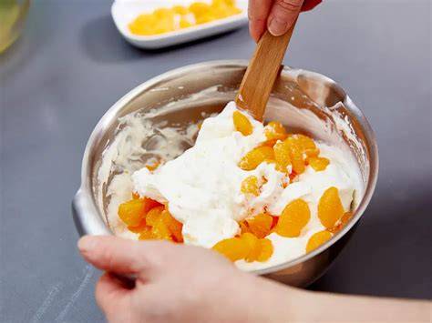 Schritt-für-Schritt: Mandarinen unter die Schmand-Pudding-Creme rühren