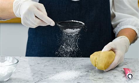 Schritt-für-Schritt: Marzipan einfärben - Kneten und Ergebnis