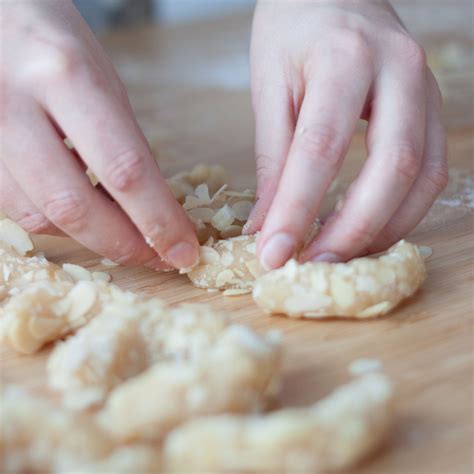 Schritt-für-Schritt: Marzipan zu Hörnchen rollen und in Mandeln wälzen