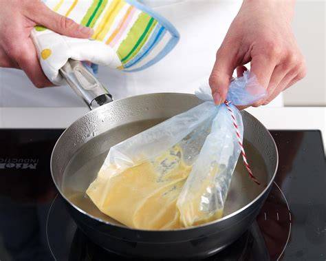 Schritt-für-Schritt: Mascarpone-Tortenstück im Gefrierbeutel