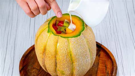 Schritt-für-Schritt: Melone pürieren und in Förmchen füllen