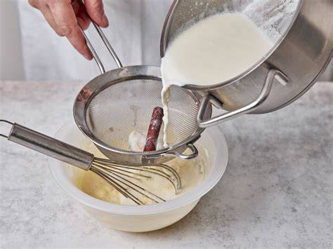Schritt-für-Schritt: Milch erhitzen und durch Sieb gießen