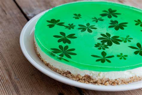 Schritt-für-Schritt: Philadelphia-Torte mit Waldmeister-Götterspeise und Zitronenscheiben