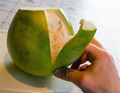 Schritt-für-Schritt: Pomelo schälen und Filets herauslösen