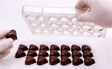 Schritt-für-Schritt: Pralinenformen füllen