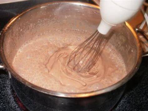 Schritt-für-Schritt: Pudding, Sahne, Schokolade, Rum
