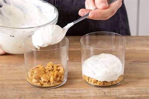 Schritt-für-Schritt: Quarkcreme anrühren und im Glas schichten