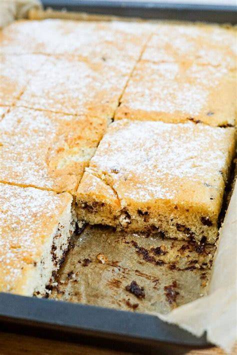 Schritt-für-Schritt: Sahne-Schmand-Topping und Schokodekor auf dem Blechkuchen