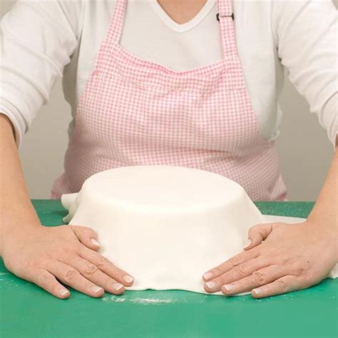 Schritt-für-Schritt: Schichten, Stabilisieren, Fondant eindecken