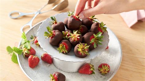 Schritt-für-Schritt: Schoko-Erdbeeren selbst machen