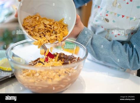 Schritt-für-Schritt: Schokolade schmelzen und Cornflakes mischen