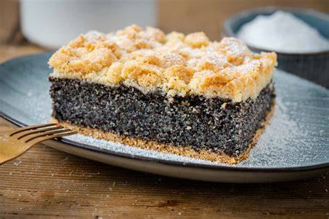 Schritt-für-Schritt: Streusel auf Mohnfüllung geben