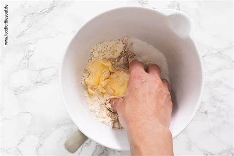 Schritt-für-Schritt: Streusel mischen und aufstreuen