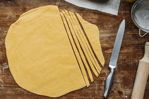 Schritt-für-Schritt: Teig ausrollen und Gitter schneiden