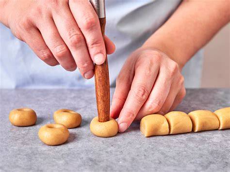 Schritt-für-Schritt: Teig rollen, Kugeln formen, Mulde drücken