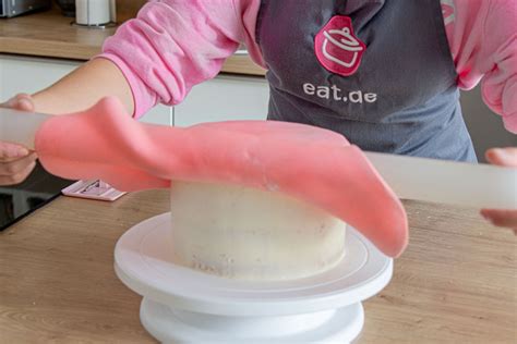 Schritt-für-Schritt: Torte mit Fondant eindecken