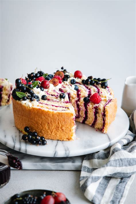 Schritt-für-Schritt: Verteilung der Mascarpone-Creme und Beeren auf dem Kuchenteig