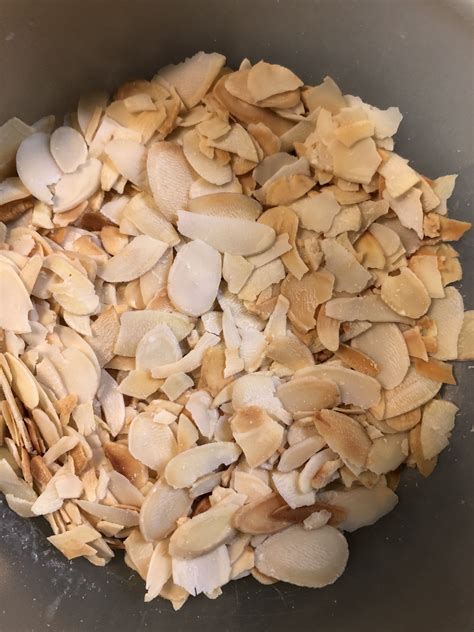 Schritt-für-Schritt: Wälzen in Mandelblättchen