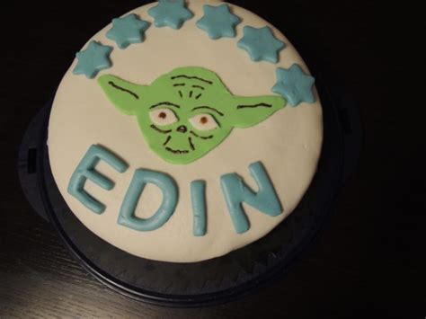 Schritt-für-Schritt: Yoda Torte schichten & Buttercreme auftragen