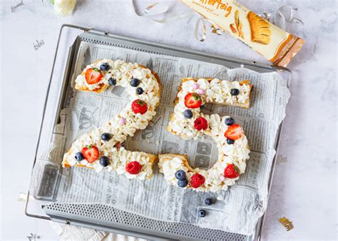 Schritt-für-Schritt: Zahlentorte, Tupfen aufspritzen, Dekorieren mit Schokolade und Beeren