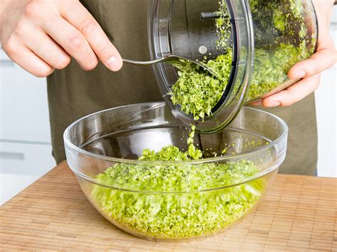 Schritt-für-Schritt: Zerkleinern der Zutaten im Mixer