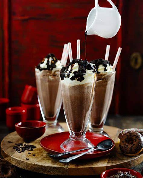 Schritt-für-Schritt: Zutaten bereitgelegt für den Schoko-Milchshake