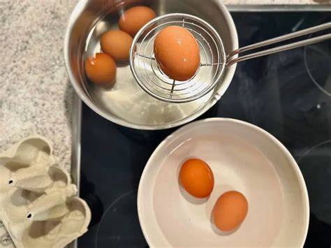 Schritt-für-Schritt: hart gekochte Eier und Mixer mit Schokopudding
