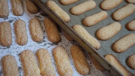 Schritt-für-Schritt Anleitung Löffelbiskuit ohne Zucker selbst machen