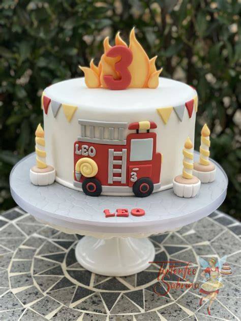 Schritt-für-Schritt Aufbau der Feuerwehrauto-Torte