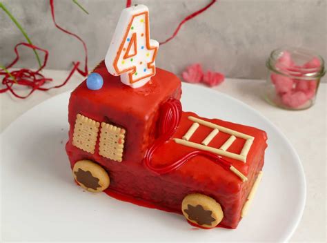 Schritt-für-Schritt Bauplan für das Feuerwehrauto aus Kuchen