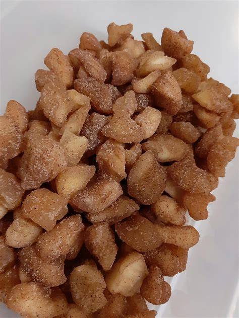 Schritt-für-Schritt Bild: Apfelstücke im Topf mit Zimt und Zucker