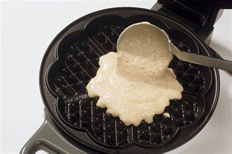 Schritt-für-Schritt Collage: Waffelteig zubereiten und ins Eisen geben