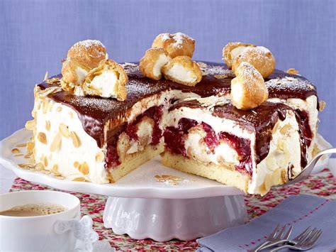Schritt-für-Schritt Collage Windbeuteltorte: Boden, Creme, Windbeutel, Topping