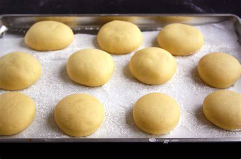 Schritt-für-Schritt Darstellung: Teig für Krapfen zubereiten, Kugeln formen, gehen lassen